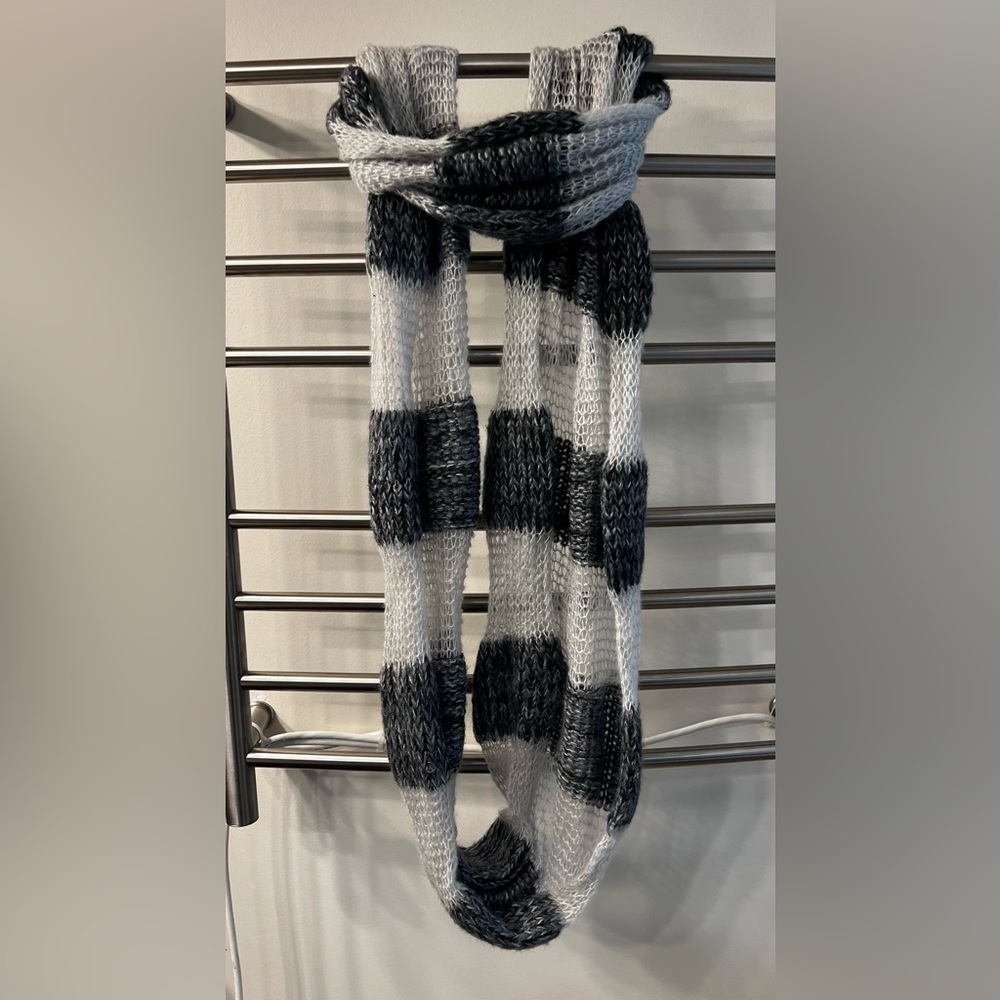 🍁Simply Vera Vera Wang Gray and White Infinity Scarf - Picture 3 of 5